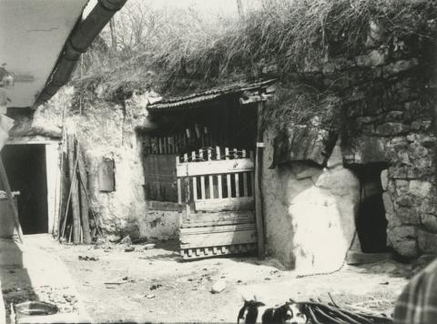 Noszvaj. Mátyás tér 5. udvara