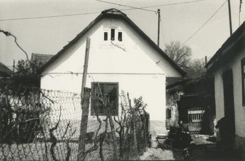 Noszvaj. Mátyás tér 5. udvara