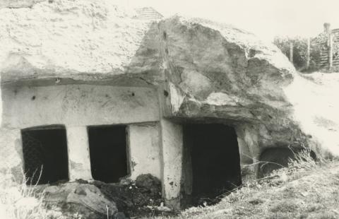 Noszvaji pincék a sziklafalban