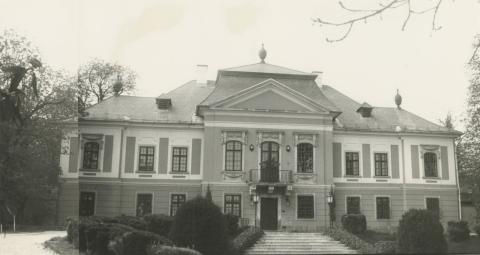 Noszvaj. Kastély udvari homlokzata