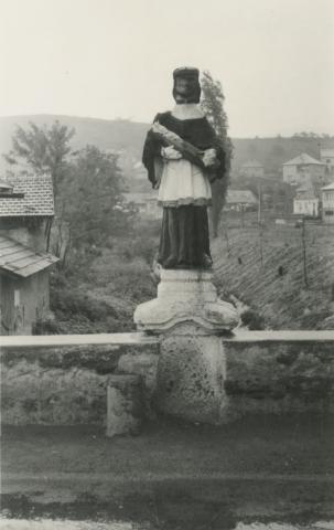 Gyöngyöspata. Híd a Fő úton Nepomuki Szent János szobrával