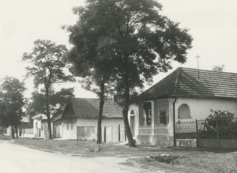 Kömlő. Kossuth utca 33-35.