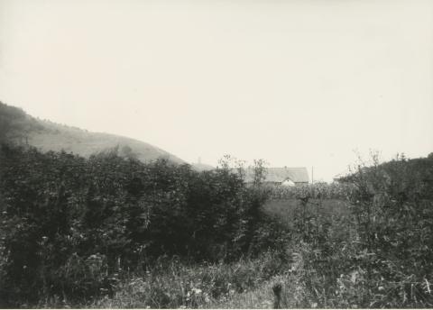 Recsk. Parád felől a a település szélén  előtűnő várrom látképe