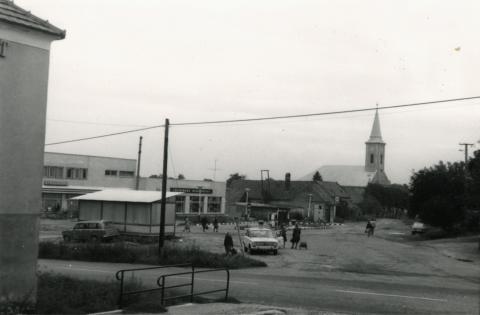 Kocs. A település központjában felépített új szolgáltatóház, vendéglő, tsz. Irodaház