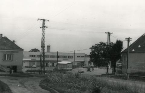 Kocs. A település központjában felépített új szolgáltatóház, vendéglő, tsz. Irodaház