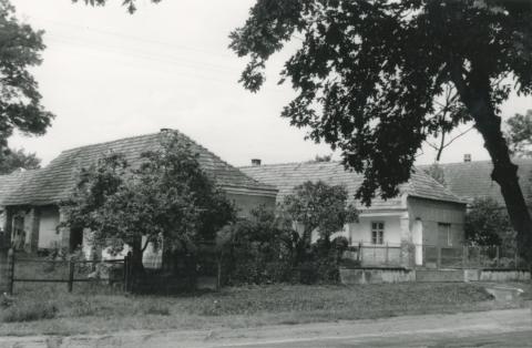 Kocs. Felszabadulás utca 31. és 33. sz. házak