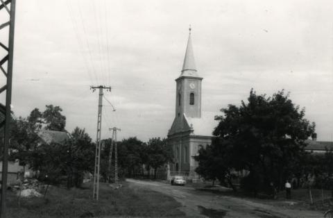 Kocs. Felszabadulás utca. A református templom