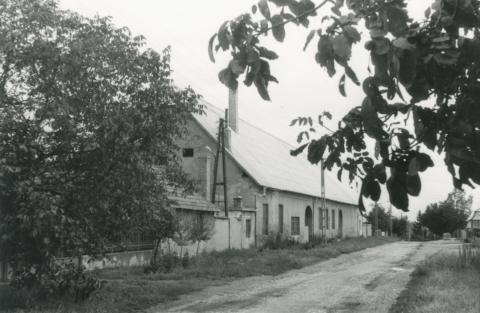 Kocs. Vörösmarty utca. Volt uradalmi pajta, ma tsz. Műhely