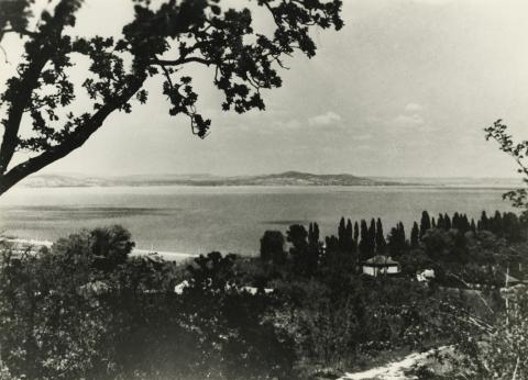 Látkép Fonyódról a Balaton északi partja felé