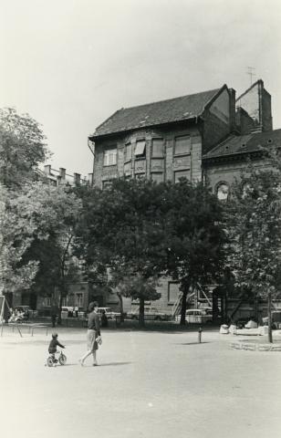 Budapest, Ferenczy István utca 14. számú épület látképe a Károlyi-kertből