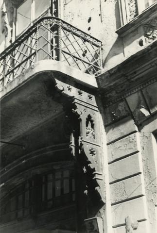 Budapest V. kerület,  Sas (egykori Guszev) utca 3. számú épület utcai homlokzatán lévő erkélyrészlet