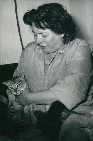 Nő macskával