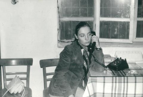 Lány telefonnal