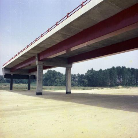 Épülő híd és elemei az M3 autópályán