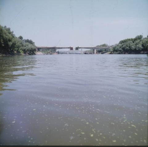 Látkép az épülő Szentes–csongrádi közúti Tisza-hídról, háttérben a vasúti híd