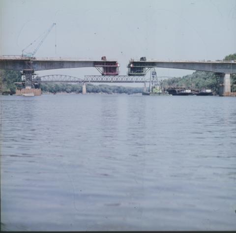 Látkép az épülő Szentes–csongrádi közúti Tisza-hídról, háttérben a vasúti híd