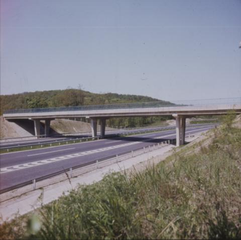 Autópálya felett átívelő híd
