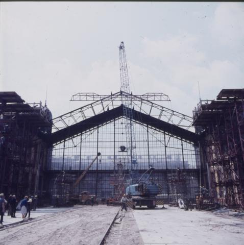 Tetőelem leemelése a Nyugati pályaudvar felújítása közben