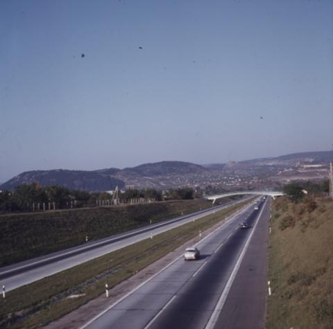 A Budai-hegység látképe délnyugatról, az M7-es autópálya felől nézve