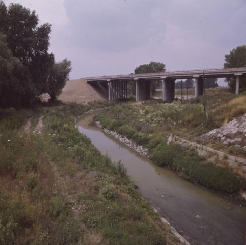 Csatorna fölötti autós híd