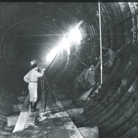 Geodéták az épülő metróalagútban