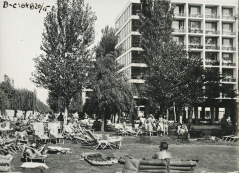 A siófoki szállodasor, előtérben a Hotel Balatonnal