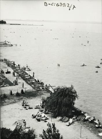 Siófok. Az Aranypart strandja