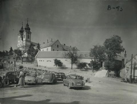 A Kossuth Lajos utca egyik műemléképülete Tihanyban