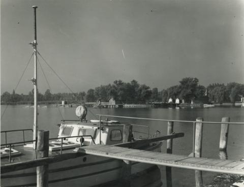 Keszthelyi móló háttérben a Szigetfürdő 1961 előtti épületével 