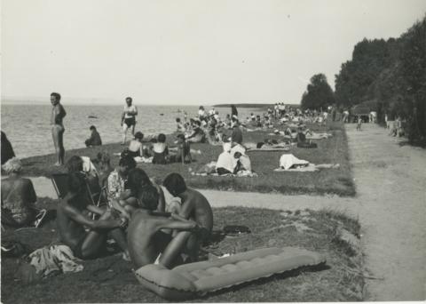 Fürdőzők a fonyódi strandon