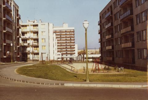 Veszprém. Játszótér a lakóházak között