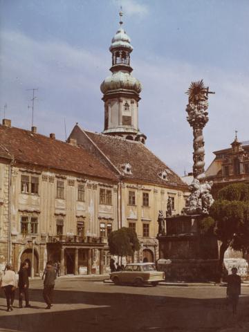 A soproni Fő tér a Szentháromság-szoborral és háttérben a Tűztoronnyal