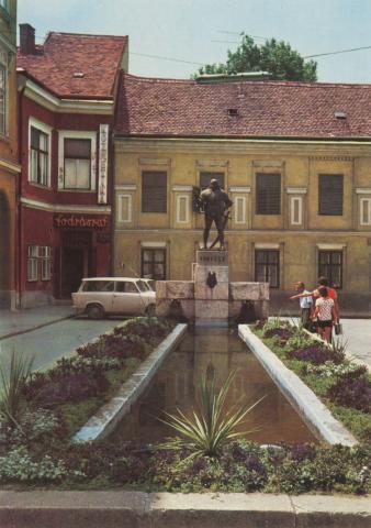 Székesfehérvár. Varkocs György szobra a Várkapu utcában