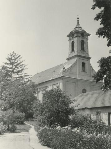 Polgárdi. Az 1807 - 10 között épült, későbarokk műemlékjellegű református templom képe a lelkészlak felől