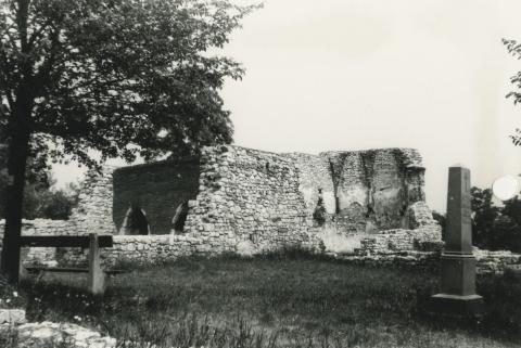 Balatonfüred. Vázsonyi utca - Középkori templomrom a református temetőben