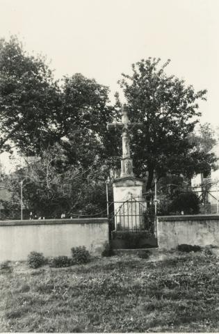 Raposka. A Fő utca 56-58 elött álló, 1811-ben állított kereszt képe