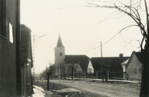 Inota. Bercsényi utca. Református templom