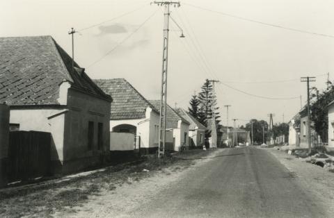 Bakonyjákó. Kossuth utca 26-34.