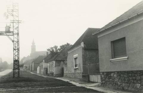 Bakonyjákó. Rákóczi utca átalakuló házsora