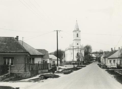 Balatoncsicsó. Fő utca