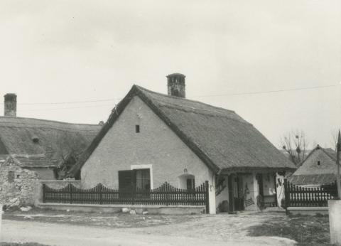 Pécsely. Hosszú utca 68.