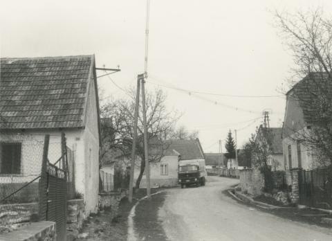 Vászoly. András utca a Béke tér felől