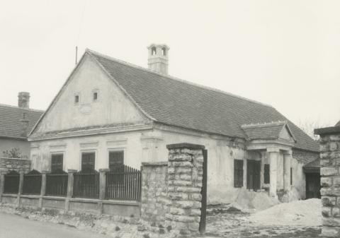 Pécsely. Fő utca 85.