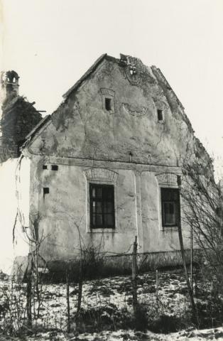 1867-ben épített lakóház oromzata Balatonszőlősön.