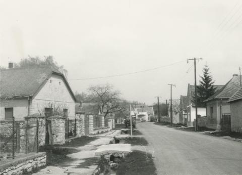 Pécsely. Fő utca