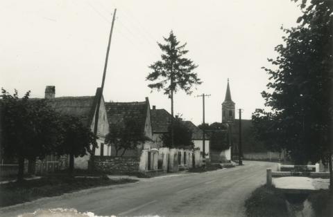 Homokbödöge. Kossuth utca 70-72-74-76.