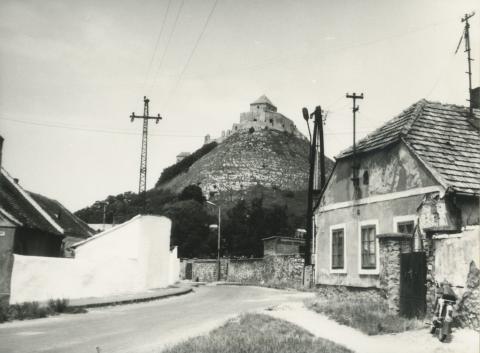 Sümeg. Petőfi utca, háttérben a sümegi vár
