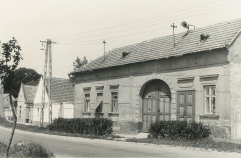 Somlóvásárhely. Vörös tér 10. Volt üzletház