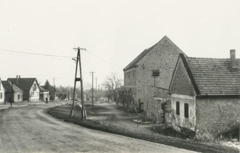 Sóly. Emeletes magtár épülete