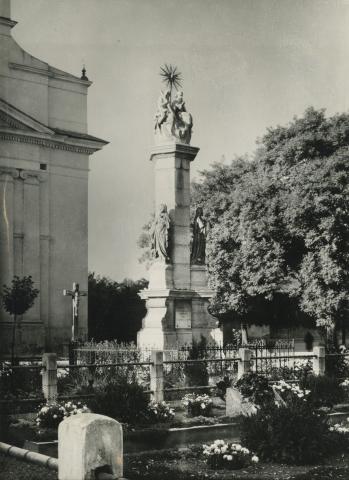 Cegléd. Kossuth téri Szentháromság szobor